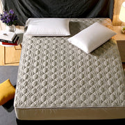 Non-slip mattress protector